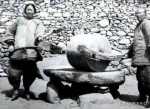 美女大奶图(卑鄙龌龊老照片：青楼女子妖娆多姿，妇女露胸喂奶被孩子撕扯衣服)