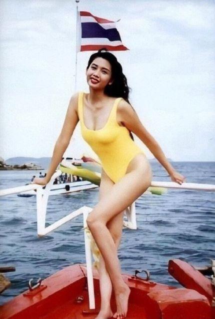最美星二代沈月晒背影杀,20岁丰乳肥臀,身材比邱淑贞还丰腴