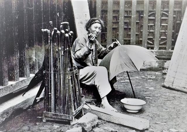 清末时期的老照片：李鸿章的小妾冬梅，长相端正，真漂亮