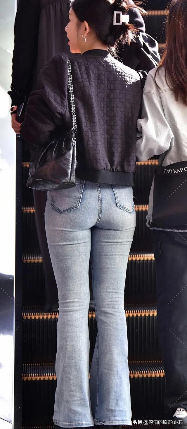 身材曼妙的牛仔裤美女