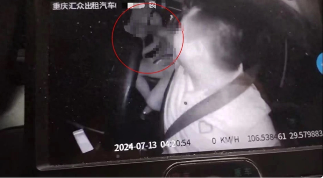 的哥加了两名女乘客微信后触摸其胸部,还发视频炫耀!被拘留