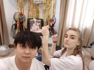 美女跟人亲(中国留学生爱上俄罗斯美女，每天被女友亲上百次，睡个懒觉都不成)