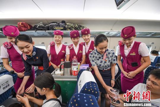 高姐、空姐高铁上交流业务技能