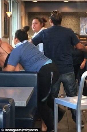 美国麦当劳女顾客想喝免费苏打水 遭员工殴打胸罩脱落