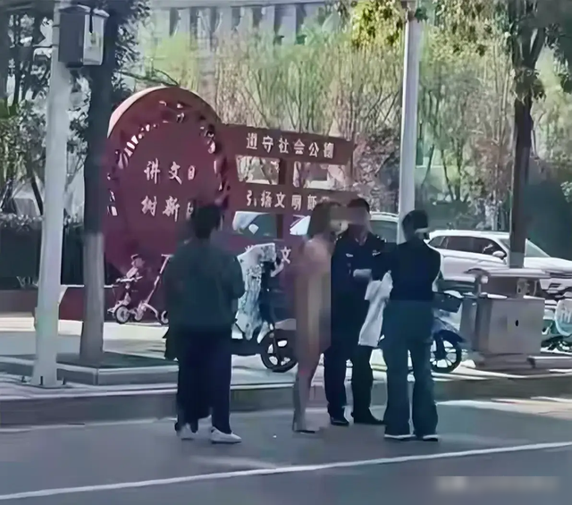 想不通!美女全裸走在大街上,亲友曝原因,视频曝光让人心疼