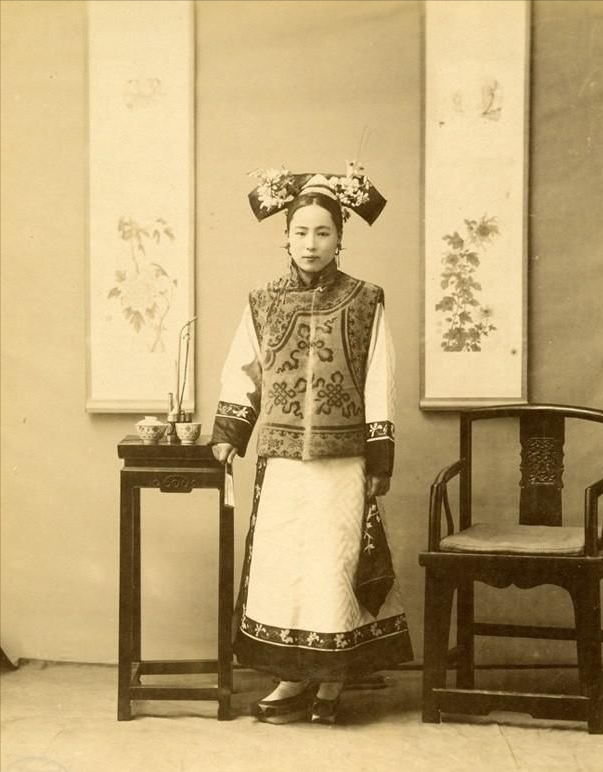 清末时期的老照片：李鸿章的小妾冬梅，长相端正，真漂亮