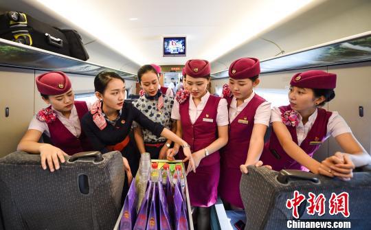 高姐、空姐高铁上交流业务技能