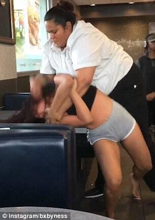 美国麦当劳女顾客想喝免费苏打水 遭员工殴打胸罩脱落