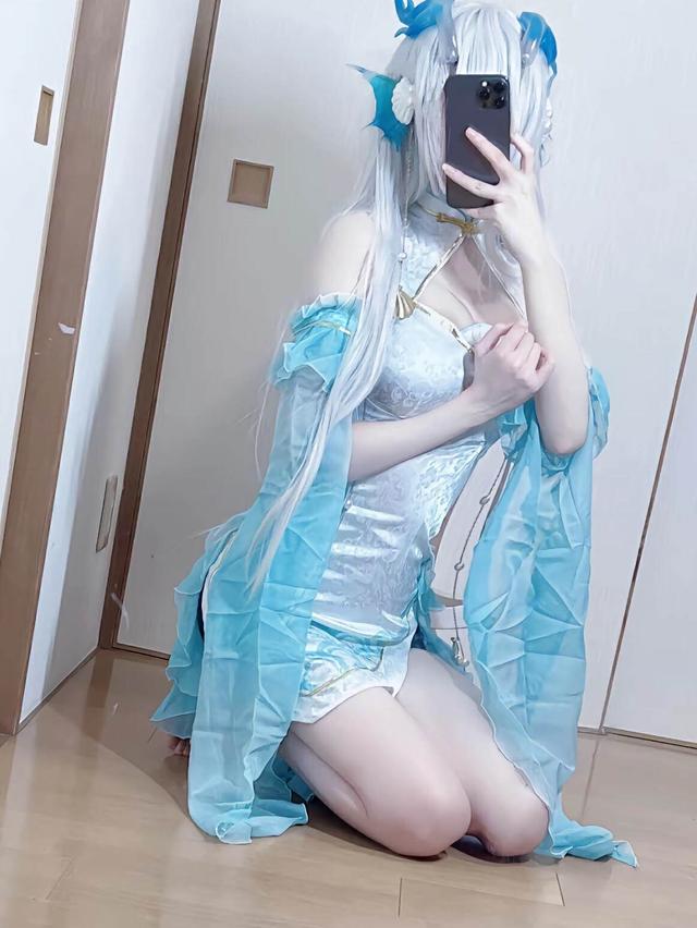 王者COS:西施身穿白色紧身旗袍,头戴银色假发,身材绝美