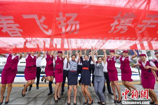 高姐、空姐高铁上交流业务技能