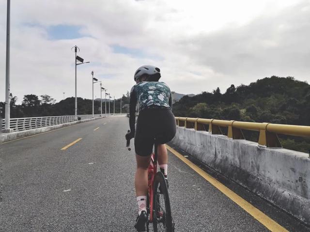 单车美女丨戴口罩也要骑车 青春活力无限爱笑小叶子