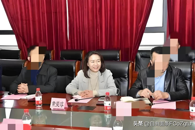 美女贪官黄斐淳落马，其肤白貌美衣着华丽，戴着珍珠项链估计很贵