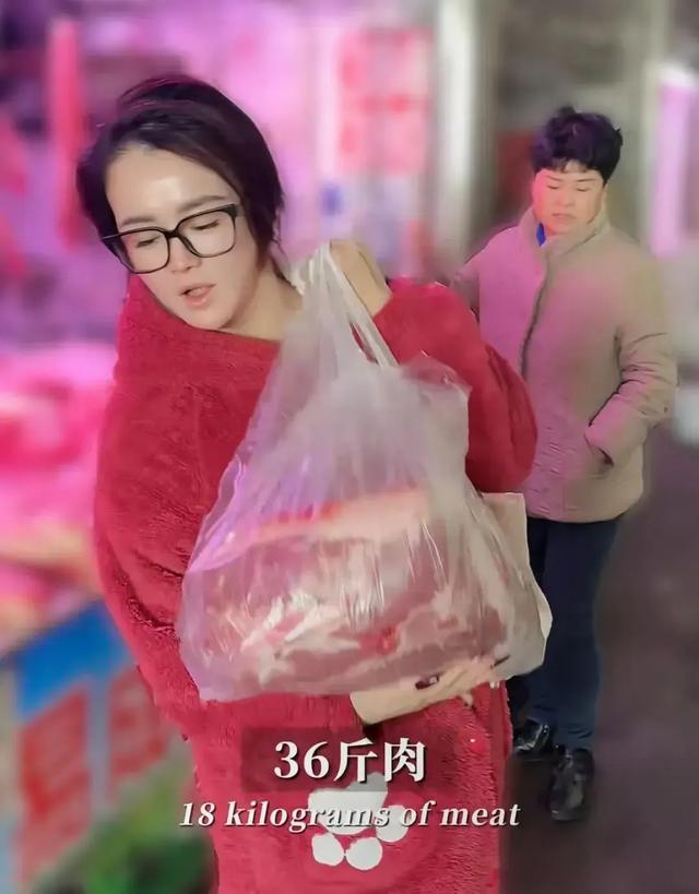 冉莹颖穿睡衣逛菜市场,单手扛36斤猪肉,和妈妈一起做贵州香肠
