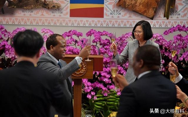 非洲小国“选妃节”：上万少女赤身上街，国王看中当场带走洞房