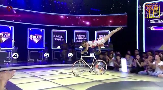 哇！德国美女穿旗袍秀花样自行车，惊呆郭德纲、孟非和小伙伴们