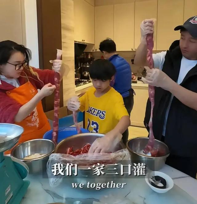 冉莹颖穿睡衣逛菜市场,单手扛36斤猪肉,和妈妈一起做贵州香肠