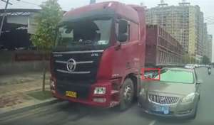 小汽车偷油(广东一市民驾车逼停疑似偷油车，两男子弃车而逃，警方正调查)