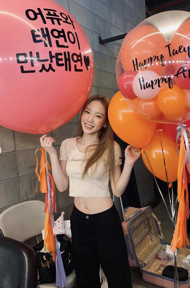 泰妍穿短上衣秀小蛮腰，气球堆中露可爱笑容童趣满满