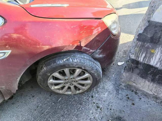 砰!小轿车“怼”上水泥桥墩,全因老司机这个操作