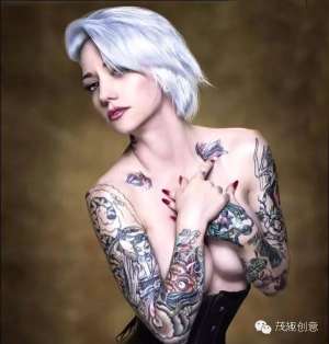 美女文身图片3d(吓尿这美女的超逼真3D立体刺青，到底是真的假的？)