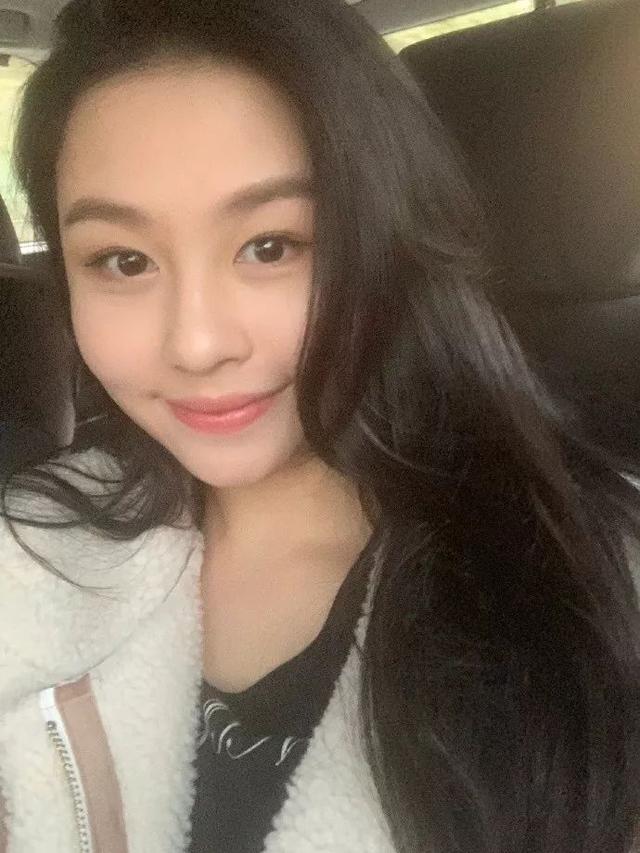 最美星二代沈月晒背影杀,20岁丰乳肥臀,身材比邱淑贞还丰腴
