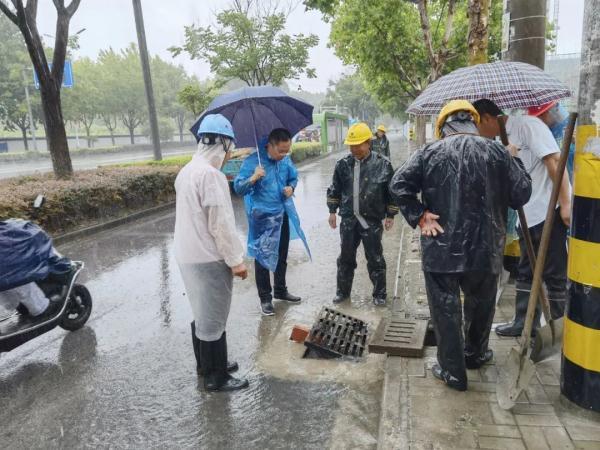 “烟花”距离泰州150公里!暴雨预警升级