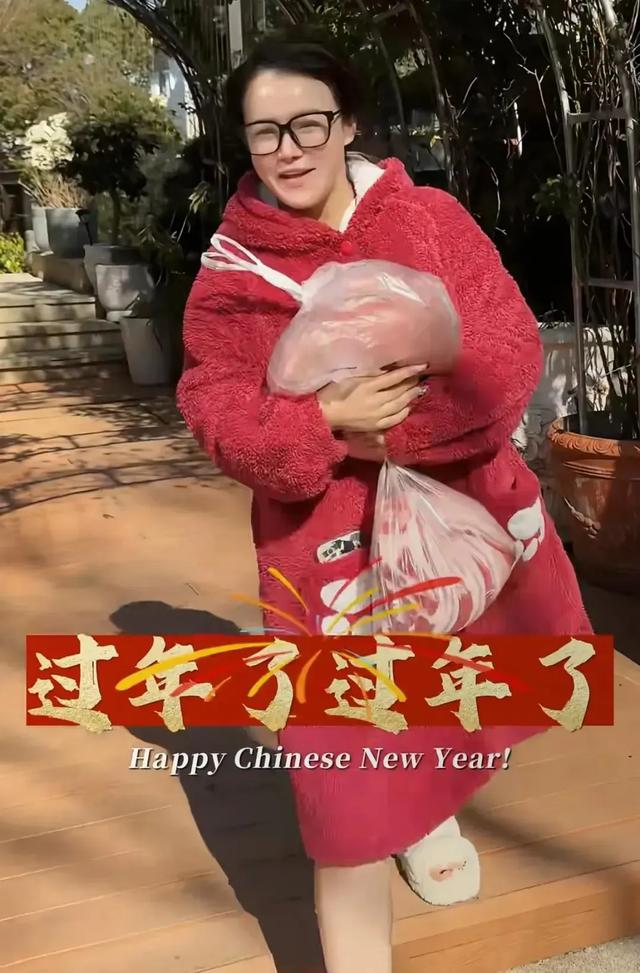 冉莹颖穿睡衣逛菜市场,单手扛36斤猪肉,和妈妈一起做贵州香肠