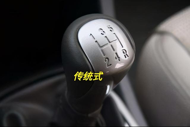 手动挡汽车倒挡操作方式,你知道几种?