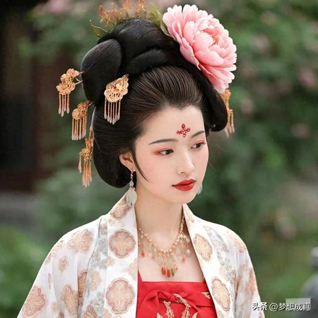 图中美女貌如花,犹如仙子落凡家