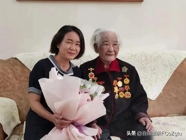 美女贪官黄斐淳落马，其肤白貌美衣着华丽，戴着珍珠项链估计很贵