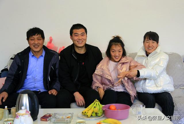 山西26岁农村脑瘫女 网恋收获爱情 开直播170万粉丝成网红
