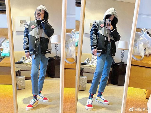 徐梦洁对镜自拍少女感十足，满满的青春气息