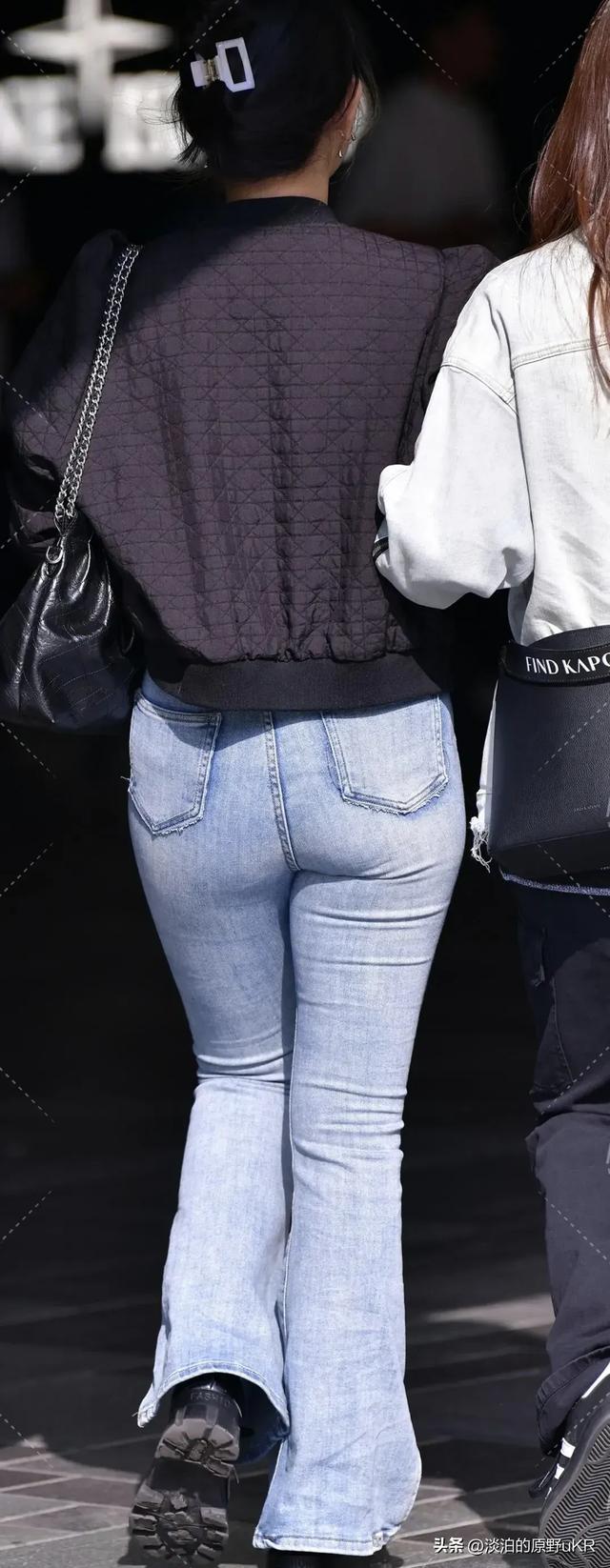 身材曼妙的牛仔裤美女