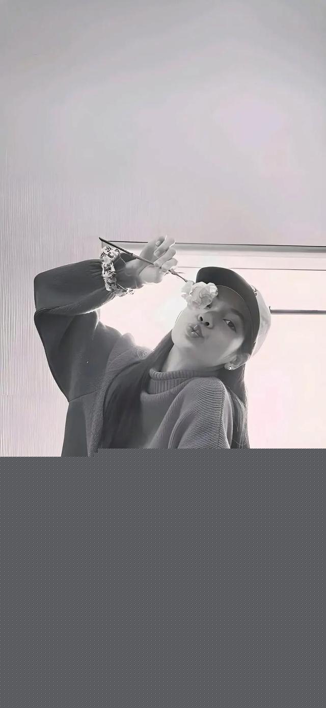 Lisa晒大尺度泳装照，故意显露翘臀和大胸，放飞的路上一去不复返