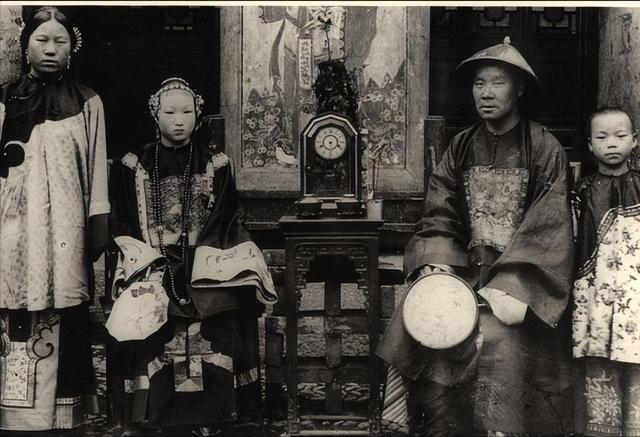 清末时期的老照片：李鸿章的小妾冬梅，长相端正，真漂亮