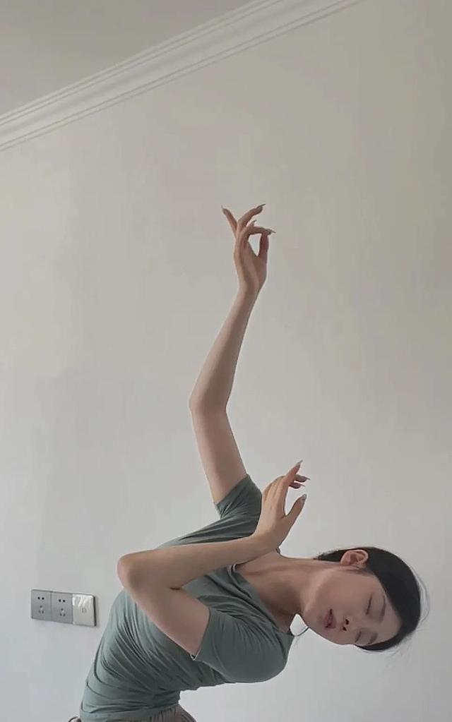 山东舞蹈艺考，美女们穿着舞蹈服候场，网友：这背不拔罐可惜了