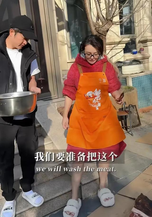 冉莹颖穿睡衣逛菜市场,单手扛36斤猪肉,和妈妈一起做贵州香肠