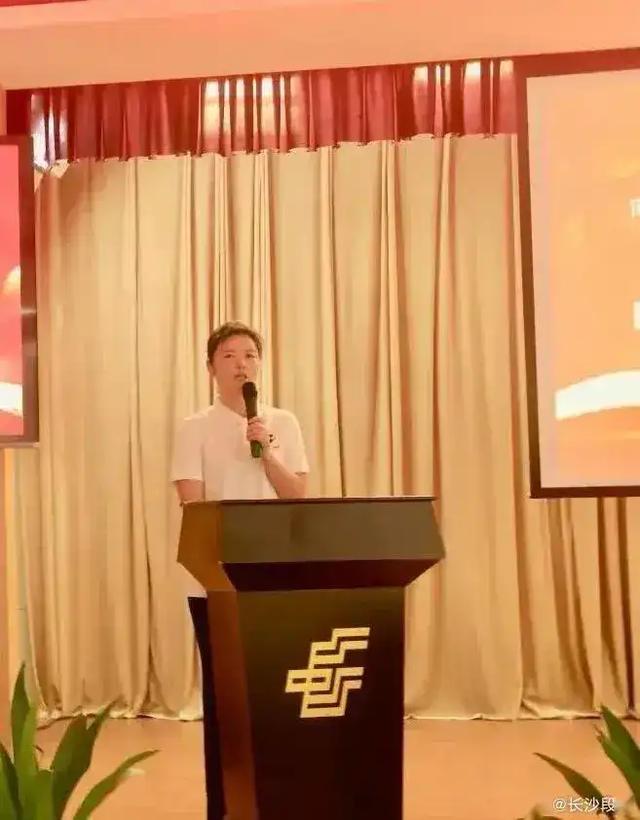 河南医药公司董事长张丽落马多张高清无码照片曝光长得肤白貌美