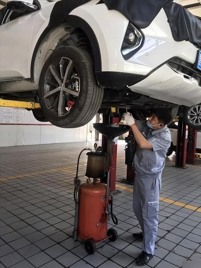 太难了，新能源汽车越来越多，却导致另一个行业走向淘汰的命运