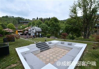 海归美女龙泉山上建房车体验营 成都给了我一个巨大惊喜