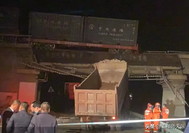 突发!甘肃靖远货车撞坏铁路桥致机车跌落,深扒限高架该不该设?