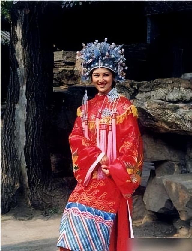 央视主持王欢:一生奉献给工作,42岁患病离世,她的经历令人心痛