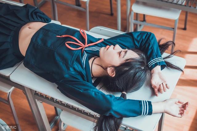 小说：惨死后她重生了，这辈子，只为默默守护她的男孩而活