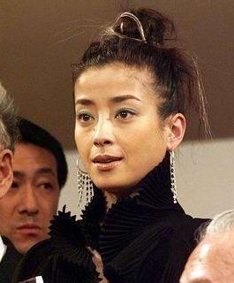 日本毒母:逼18岁女儿拍裸体写真照、悔婚,害女儿得抑郁症
