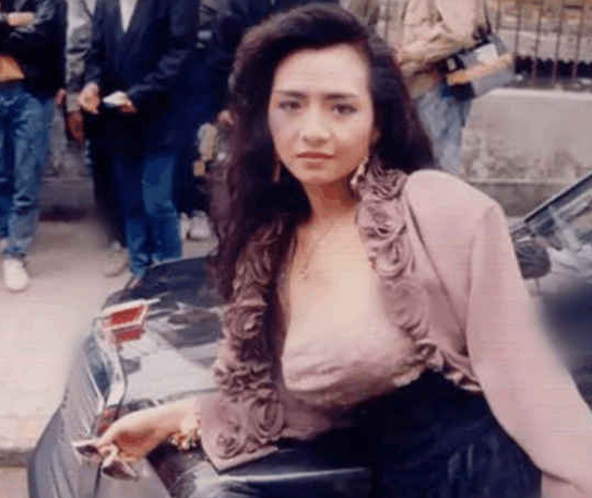 她被称为“风月女王”，在巅峰为爱息影，伴男友26年一生未婚未育