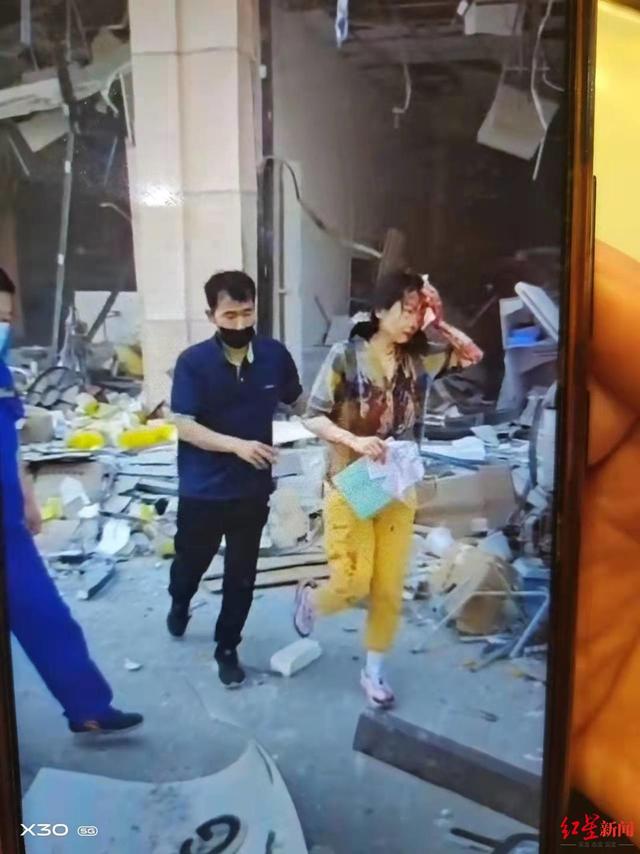 河北燕郊一商户发生爆燃事故致10人受伤,超市员工冲进中药店救出伤者