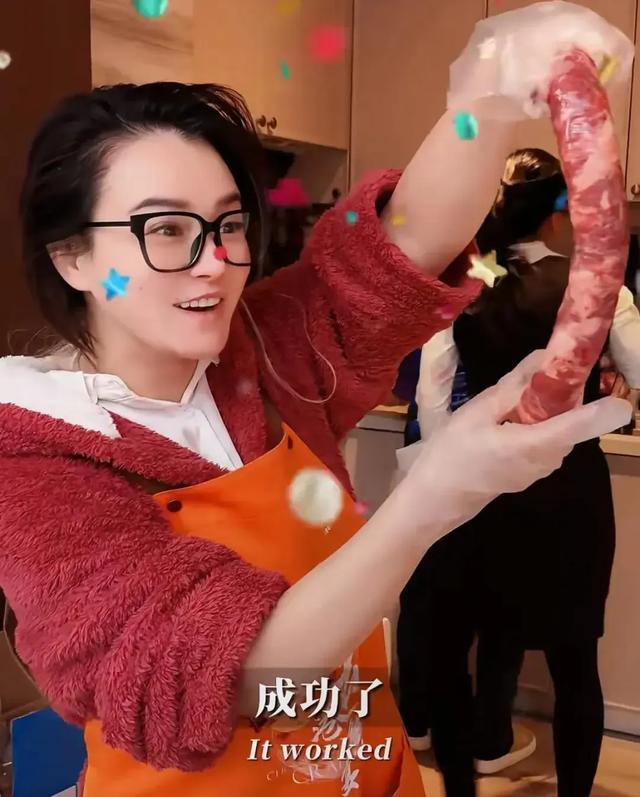 冉莹颖穿睡衣逛菜市场,单手扛36斤猪肉,和妈妈一起做贵州香肠