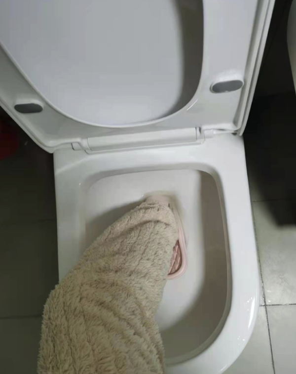女子半夜“打呲溜滑”脚卡进马桶洞，消防小哥上门解救还帮哄娃
