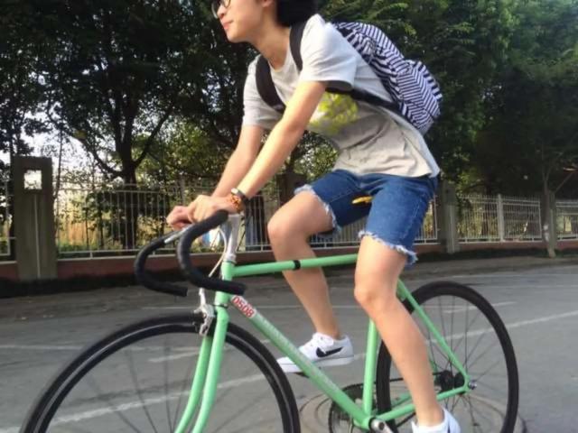 单车美女丨戴口罩也要骑车 青春活力无限爱笑小叶子