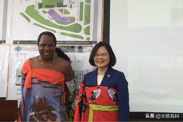 非洲小国“选妃节”：上万少女赤身上街，国王看中当场带走洞房